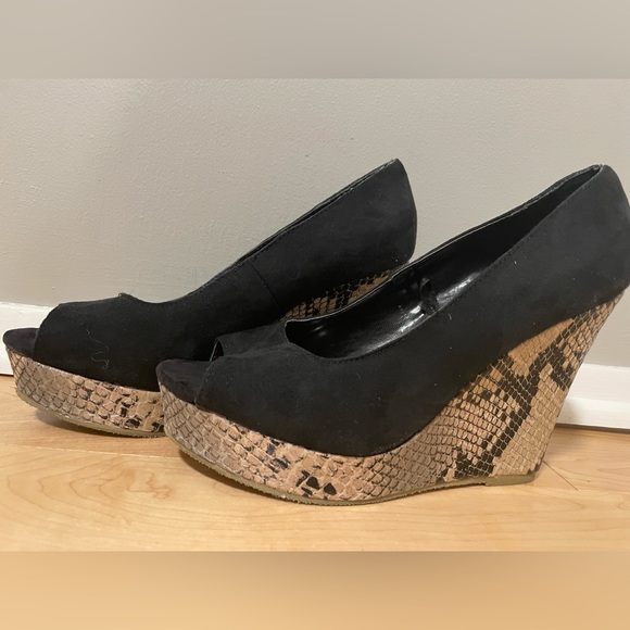 Express Black Snakeskin Open Peep Toe Wedges - Picture 1 of 8